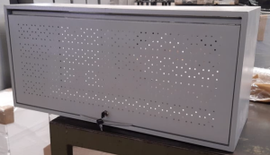 Gabinete con puerta troquelada de 0.42 de alto x 0.90 de ancho x 0.32 de fondo, sin